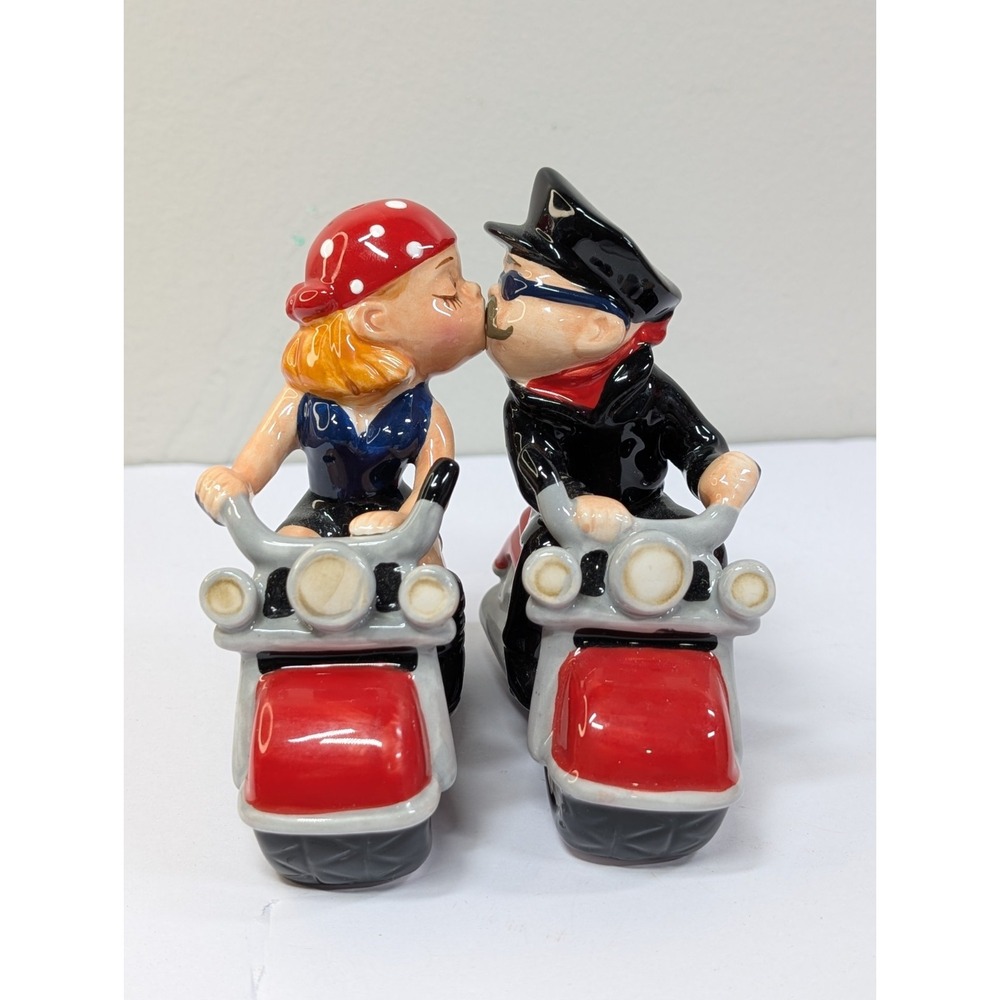 BIKER COUPLE MOTORCYCLE KISSING‎ MAGNETIC SALT & PEPPER SHAKER SET WESTLAND